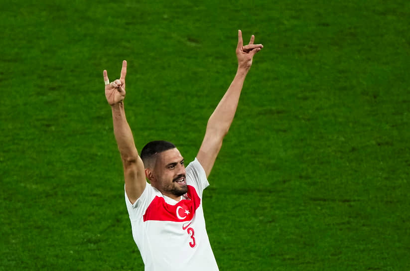 «Волчий салют», который защитник сборной Турции Мерих Демирал продемонстрировал, празднуя свой второй гол в ворота австрийцев, в некоторых западноевропейских странах приравнивают к нацистскому приветствию