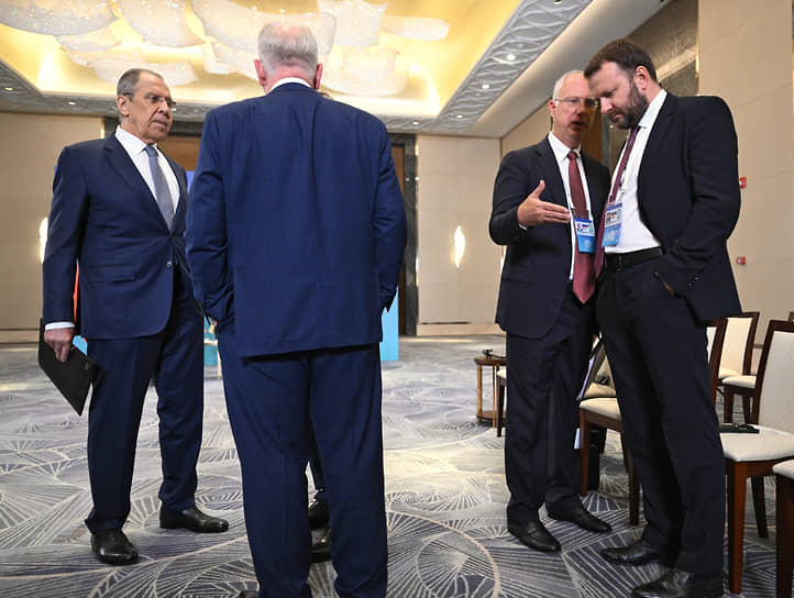 Российские переговорщики в ожидании коллег вступали в переговоры друг с другом