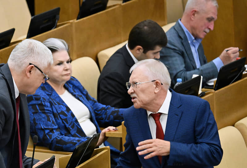 Председатель комитета Думы по контролю Олег Морозов (в центре) во время заседания