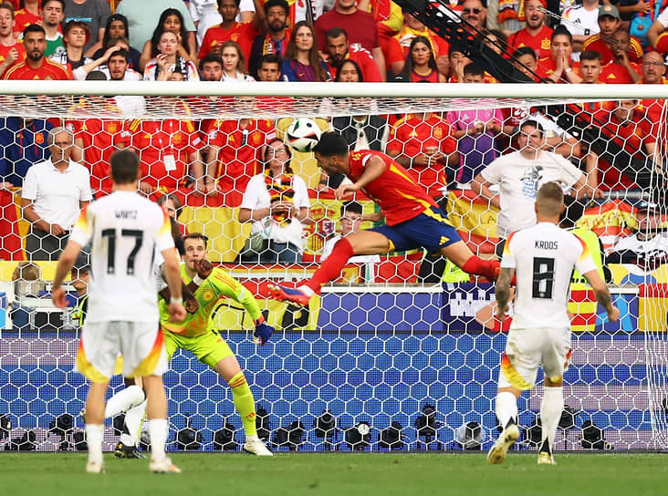 В матче сборных Испании и Германии было много драматичных событий, а самым драматичным стал победный гол Микеля Мерино на исходе дополнительного времени