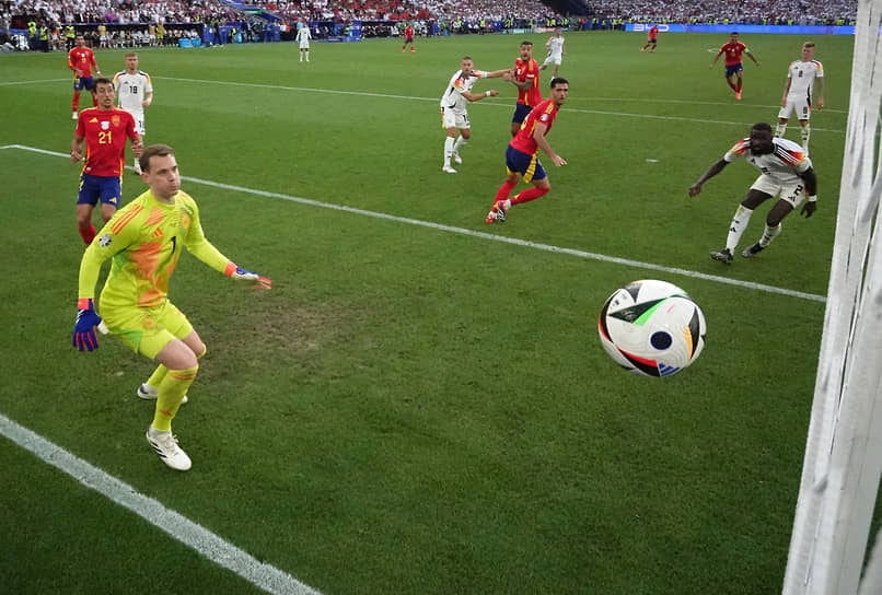 Немецкий вратарь Мануэль Нойер смотрит вслед забитому полузащитником сборной Испании Микелем Мерино мячу 