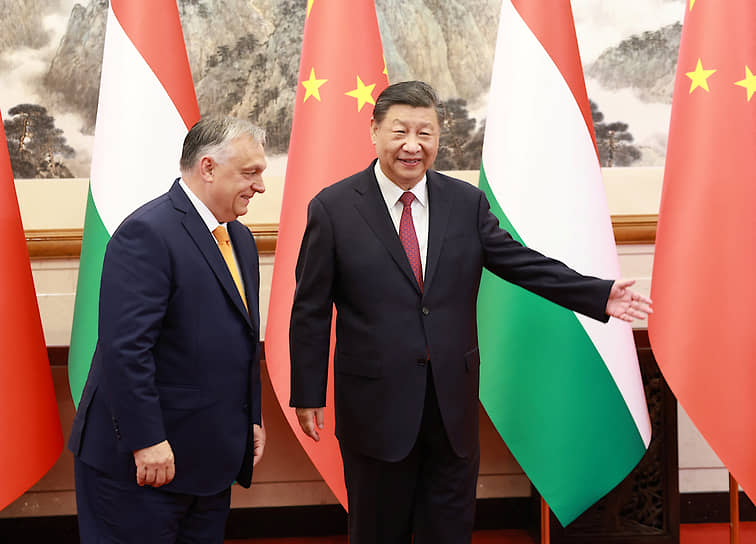 Премьер Виктор Орбан (слева) уверен, что Китай (справа: председатель КНР Си Цзиньпин) — это «ключевая сила в создании условий для мира в российско-украинском конфликте»