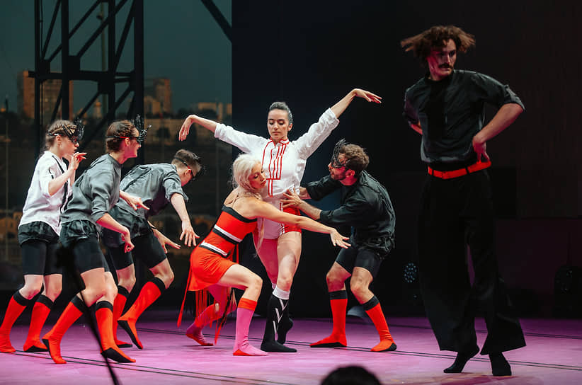 В балете «Девушка и смерть» хореограф вывел не только автора-Рассказчика (Евгений Коршунов, справа), но и комаров
