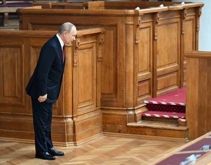 Владимир Путин приветствует гостей Парламентского форума БРИКС