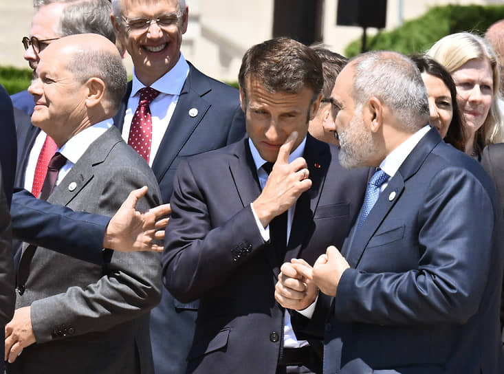 Канцлер Германии Олаф Шольц (слева), президент Франции Эмманюэль Макрон (в центре) и премьер-министр Армении Никол Пашинян (справа) 