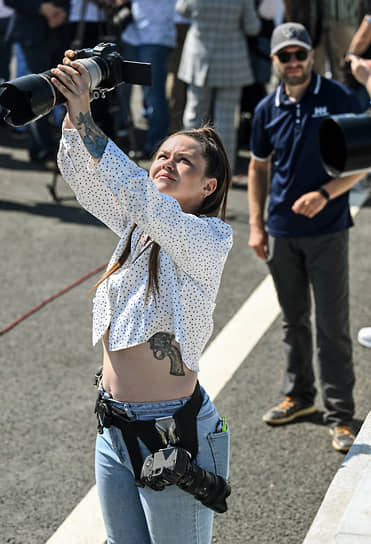 Если бы служба безопасности знала о том, что фотографы проносили с собой на мероприятие непосредственно на теле, сильно бы удивилась