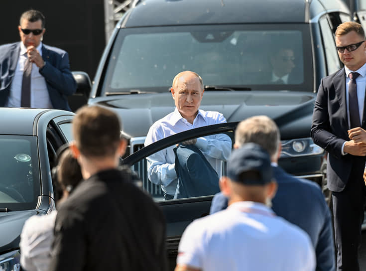 Владимир Путин бросил «Ладу» прямо на дороге