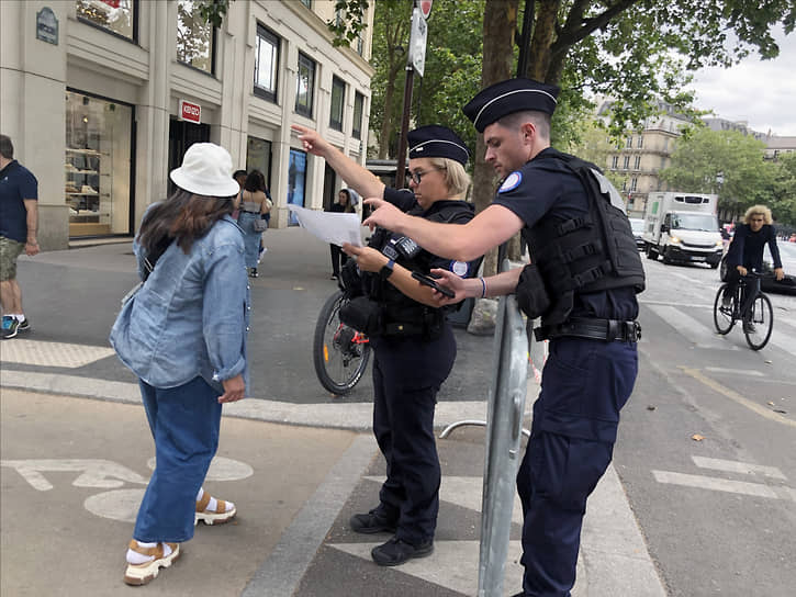 Чтобы помочь гостям Олимпиады, полицейские в Париже сами часто хватаются за карту