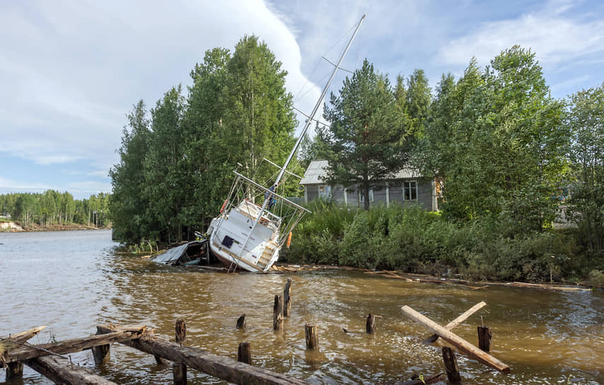 Превратившийся из-за прорыва дамбы в бушующий поток Беломорско-Балтийский канал затопил несколько населенных пунктов и выбросил на берег небольшие суда