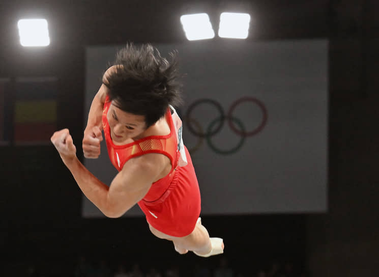 Китайский гимнаст в финальном многоборье