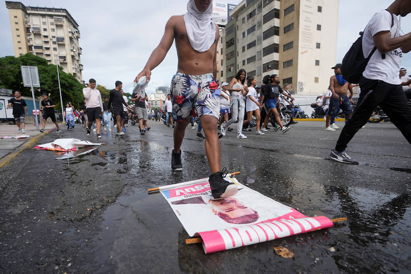 В Венесуэле не стихают акции протеста, которые сопровождаются стычками с полицией, сносом памятников Уго Чавесу и уничтожением портретов официального победителя выборов