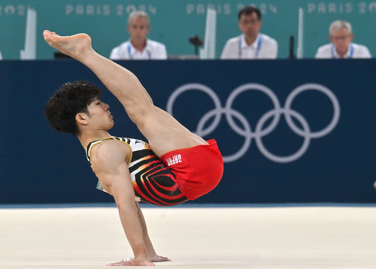 Японский гимнаст Синносукэ Ока