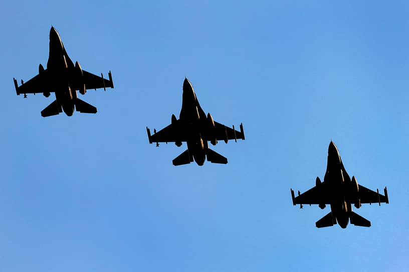 Истребители F-16 