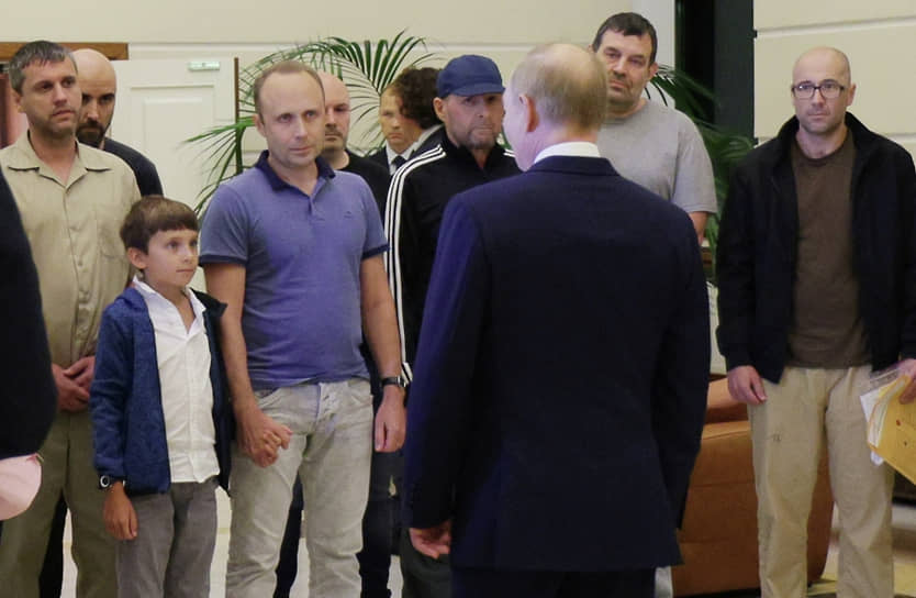 Президент РФ Владимир Путин встречает в аэропорту Внуково граждан России, которые были освобождены в результате обмена