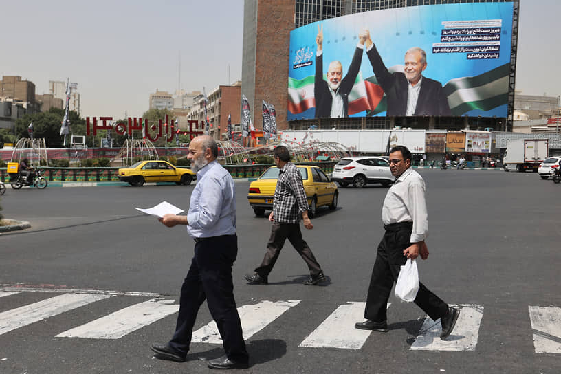Плакат с портретом погибшего лидера «Хамаса» Исмаила Хании на одной из улиц Тегерана