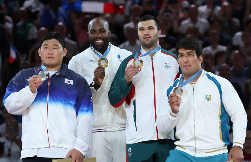 Медалисты Олимпиады-2024 (слева направо): Ким Мин Чжон (серебро), Тедди Ринер (золото), Алишер Юсупов из Узбекистана (бронза) и Темур Рахимов из Таджикистана (бронза)