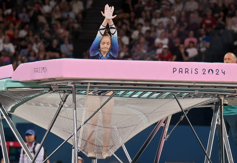 Российская спортсменка Анжела Бладцева во время соревнований по прыжкам на батуте на арене «Берси»