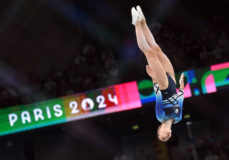 Российская спортсменка Анжела Бладцева во время соревнований по прыжкам на батуте на арене «Берси»