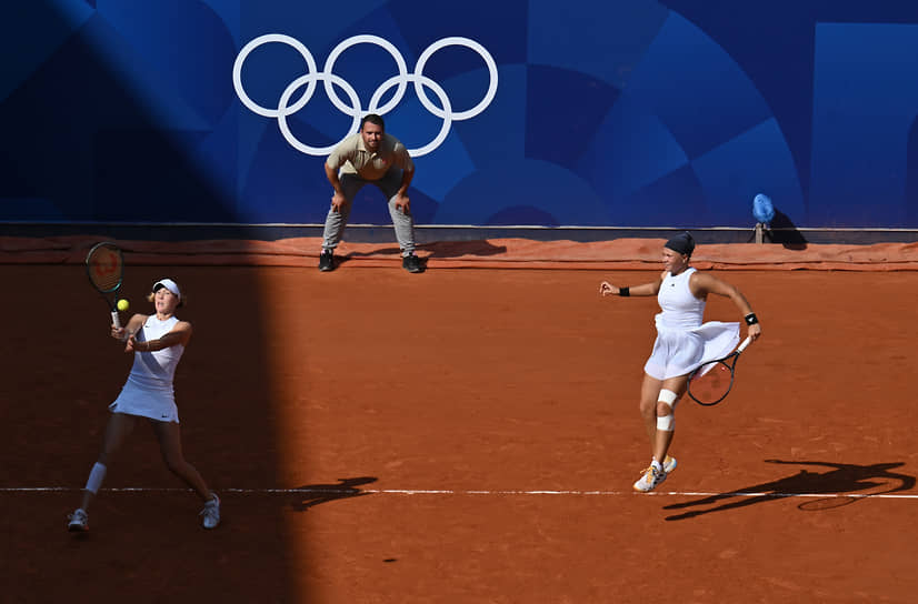 Российские теннисистки Мирра Андреева (слева) и Диана Шнайдер во время матча