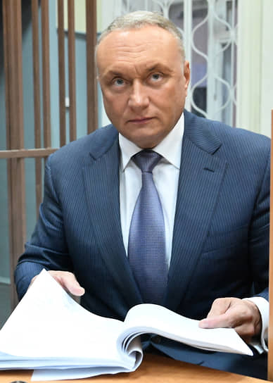 Сенатор Дмитрий Савельев называет выдвинутые против него обвинения необоснованными, однако суд посчитал необходимым отправить его под арест
