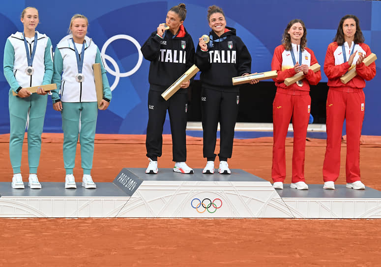 Слева направо: российские теннисистки Мирра Андреева, Диана Шнайдер, итальянские теннисистки Сара Эррани, Джасмин Паолини и испанские теннисистки Кристина Букша и Сара Соррибес Тормо