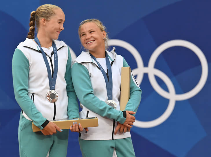 Мирра Андреева (слева) и Диана Шнайдер завоевали, вероятно, единственную российскую награду на Олимпийских играх в Париже