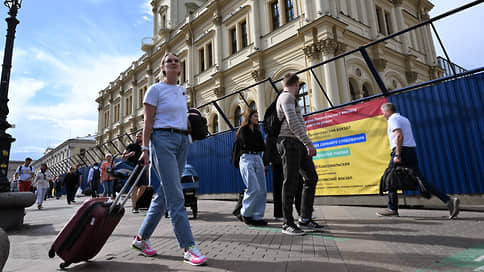 Ленинградский вокзал ждет просветление // Старейший железнодорожный терминал в Москве закрыт на ремонт