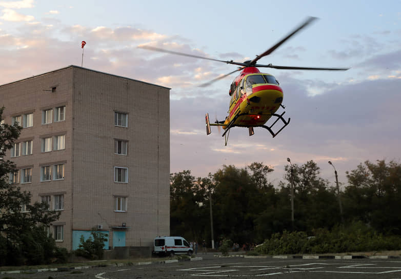 Вертолет Национальной службы санитарной авиации доставил пострадавших в Центральную районную больницу Суровикинского района