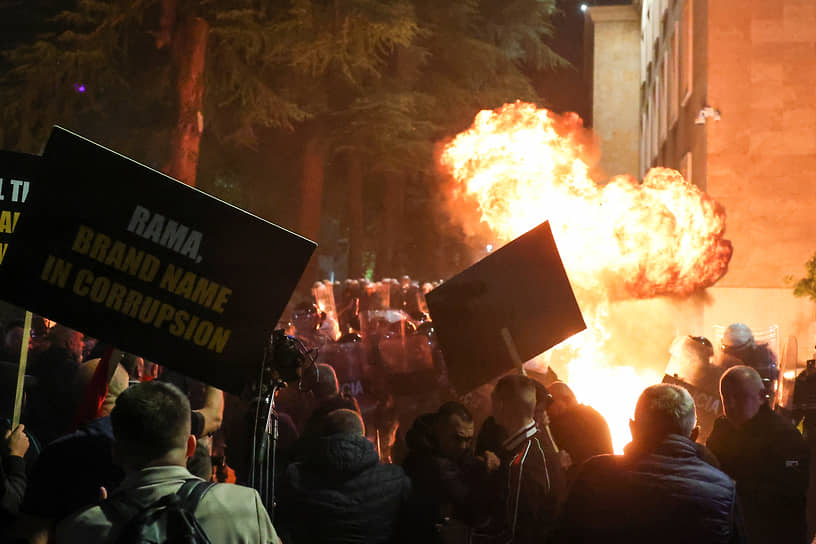 Участники протестов в Тиране забрасывали правительственные здания «коктейлями Молотова» и пиротехническими средствами
