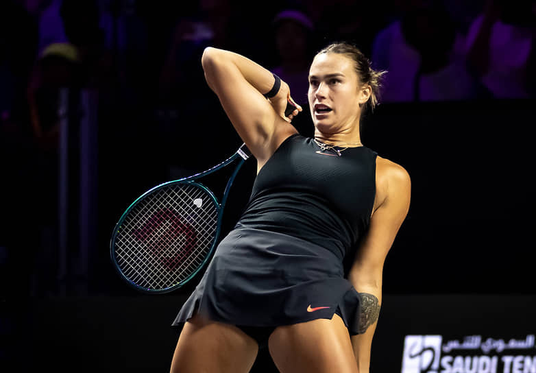 Несмотря на поражение от Елены Рыбакиной в третьем туре WTA Finals, Арина Соболенко (на фото) гарантировала себе первую позицию в рейтинге и место в полуфинале