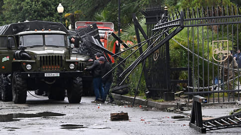 Абхазия рискует перевернуться // Оппозиция и власти спорят, что сначала  отставка президента или освобождение правительственных зданий