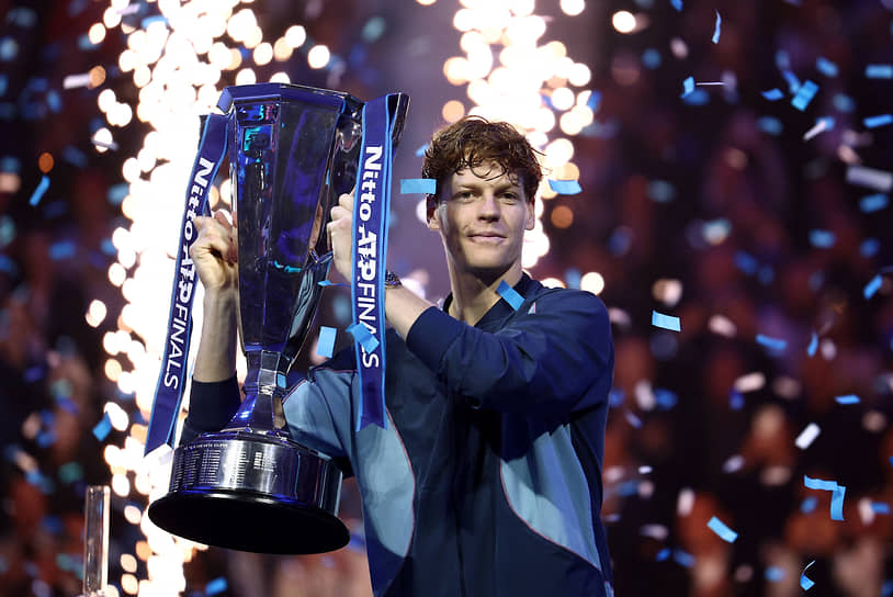 Янник Синнер с трофеем Nitto ATP Finals.  