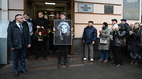 Красивым женщинам сложно в кино // В Москве простились с актрисой Светланой Светличной