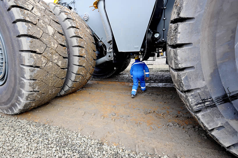 Сборка карьерного самосвала Liebherr на территории угольного разреза АО «Черниговец»