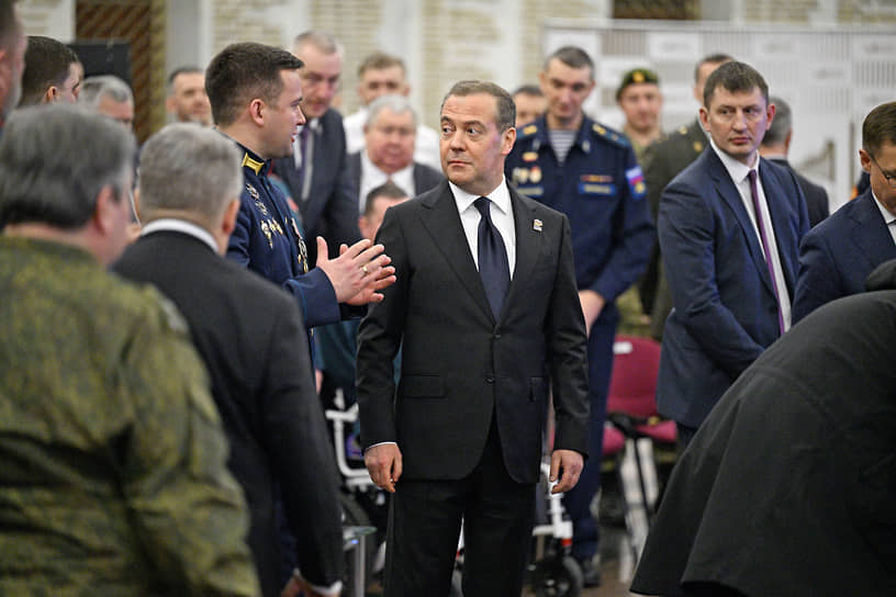 Дмитрий Медведев (в центре) во время встречи с ветеранами боевых действий разных поколений в Музее Победы