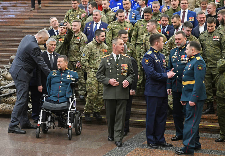 Зампредседателя комитета Госдумы по обороне Дмитрий Саблин (второй справа) на встрече в Музее Победы