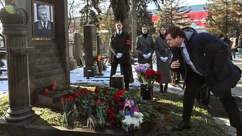 Столп закона // На Новодевичьем кладбище открыли памятник бывшему главе Верховного суда Вячеславу Лебедеву