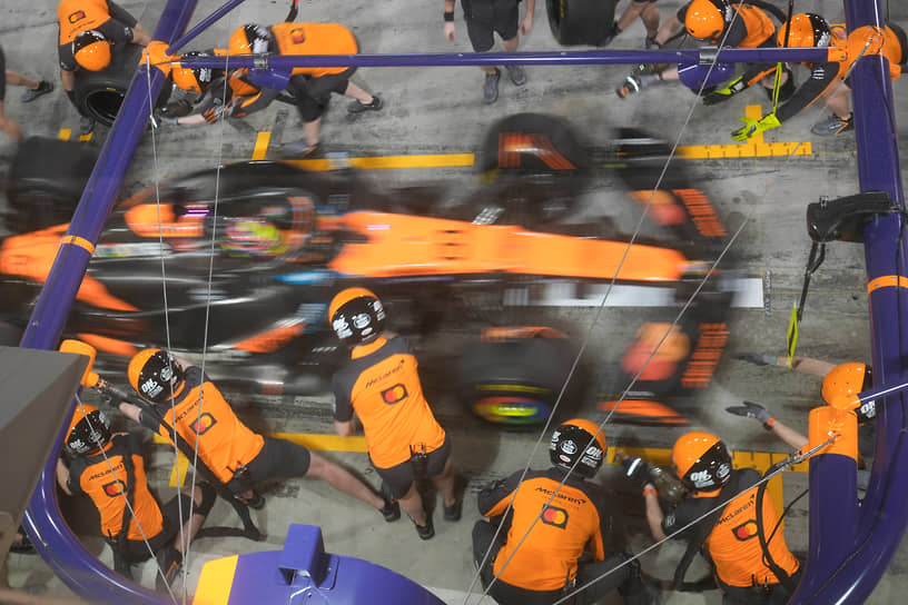 Пилот McLaren Оскар Пиастри на пит-стопе во время предсезонных тестов в Бахрейне (февраль 2025 года)