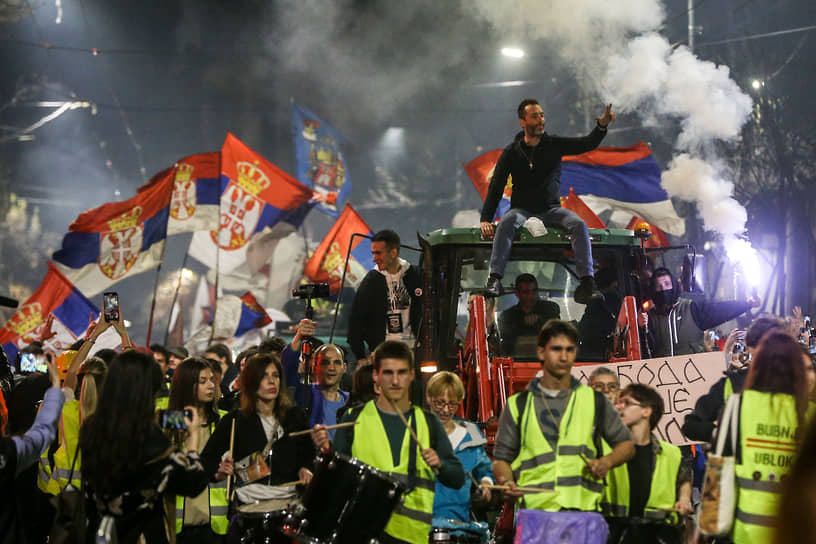 По данным агентств, занимающихся мониторингом митингов, в субботу в Белграде на протесты вышли от 275 тыс. до 325 тыс. человек