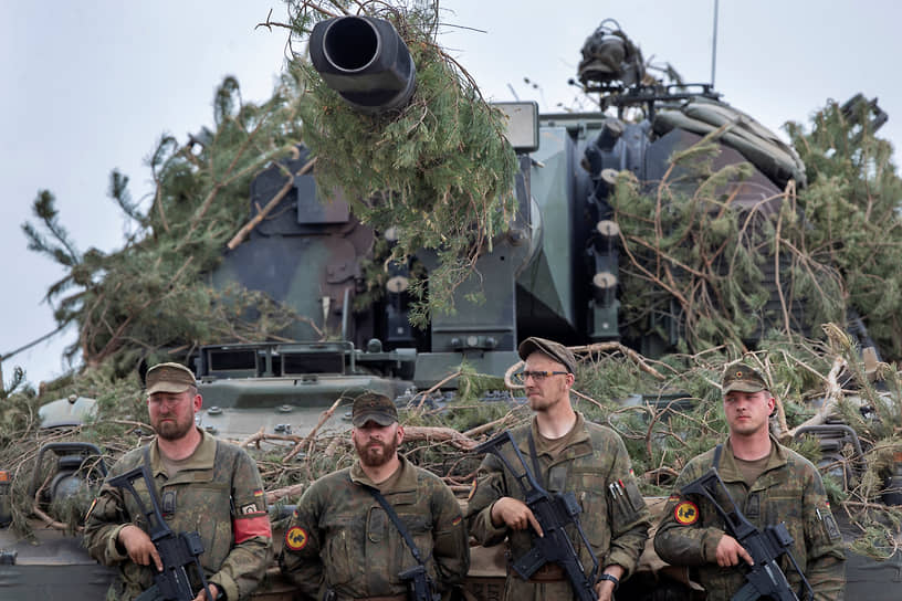 Военнослужащие немецкой армии с самоходной гаубицей PzH 2000 во время литовско-германских дивизионных международных военных учений «Гранд Квадрига 2024» на полигоне в Пабраде, 29 мая 2024 года