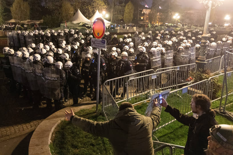 Полиция перед зданием парламента во время акции протеста в Белграде, Сербия