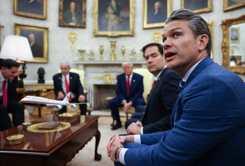 Министр обороны США Пит Хегсет (справа) на встрече с премьер-министром Израиля Биньямином Нетаньяху