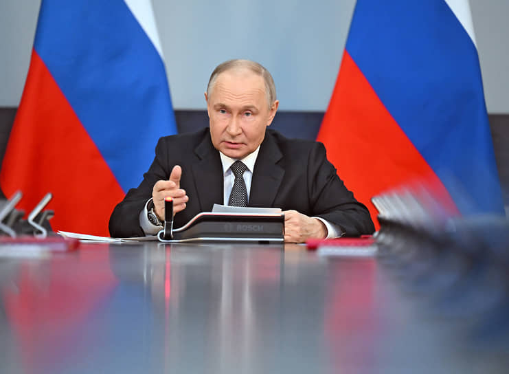 Президент России Владимир Путин во время совещания по вопросам развития ВМФ