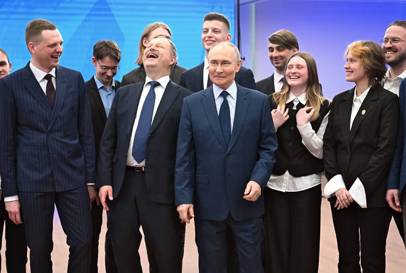 Ректор МГТУ Михаил Гордин (второй слева) удовлетворен результатами встречи президента с аспирантами и студентами