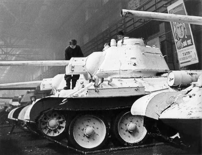 Сборка танков для Советской Армии на Челябинском тракторном заводе, 1943 год