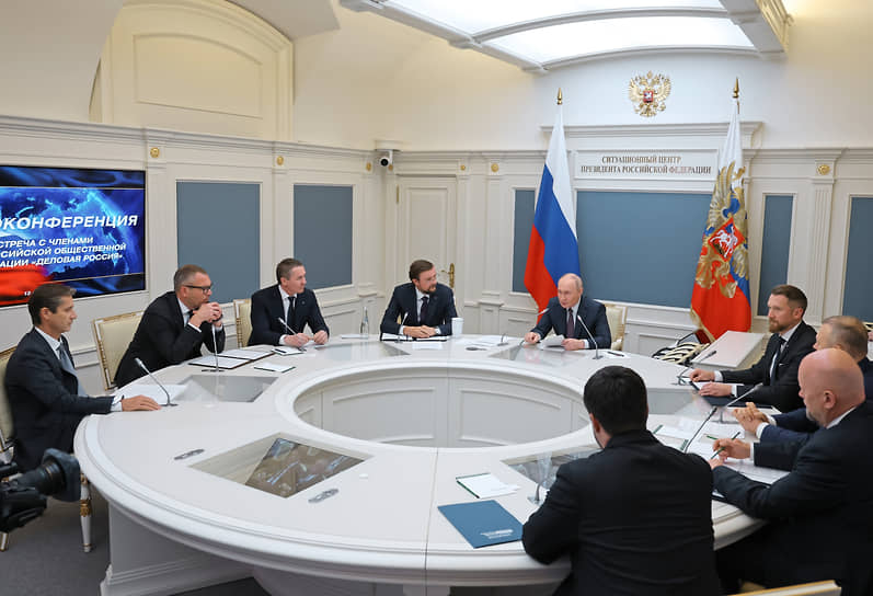Владимир Путин принял делегатов съезда в Ситуационном центре