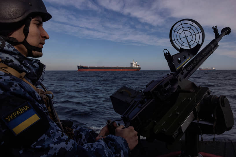 Военнослужащий украинской береговой охраны на борту патрульного катера, сопровождающего торговое судно в Черном море (февраль 2024 года)