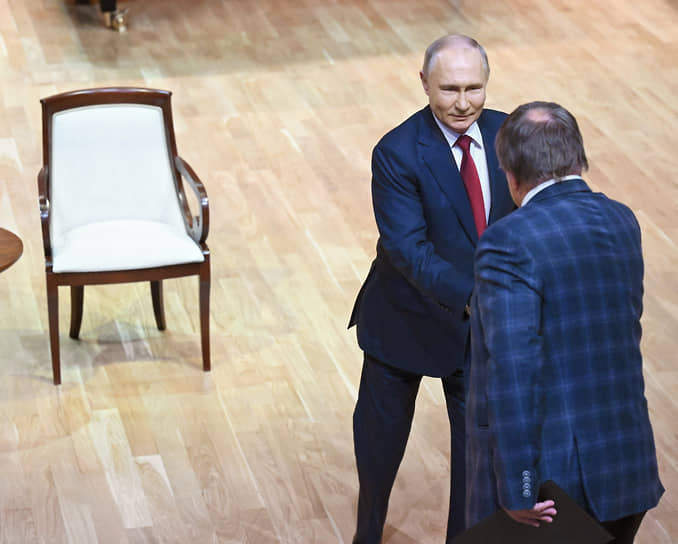 Владимир Путин встретился с Сергеем Ролдугиным на привычном для того месте: на сцене