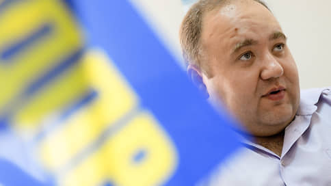 Провожающие выходят из ячейки // Вслед за лидером фракции в Курской облдуме из ЛДПР грозятся уйти более сотни партийцев