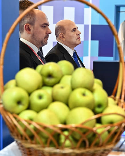 Премьер-министр Михаил Мишустин (справа) в Минводах оценивал первые плоды запуска прорывных инвестпроектов в приоритетных отраслях